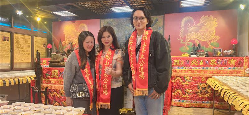 不丹導演巴沃邱寧多傑（右）、賴梵耘（左）夫婦赴道場參加七星燈法會，與道場會長陳桂姍合影。（圖／姜太公道場提供）