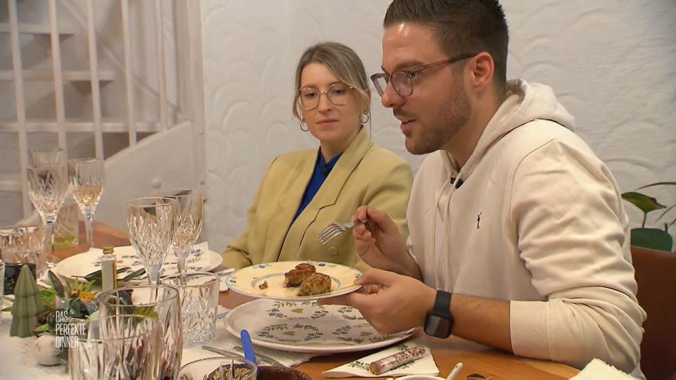 Ratespiel für die Gäste: Welcher Serviettenknödel ist vegan und welcher nicht? Kersten (rechts) ist sich nicht sicher. 
 (Bild: RTL)