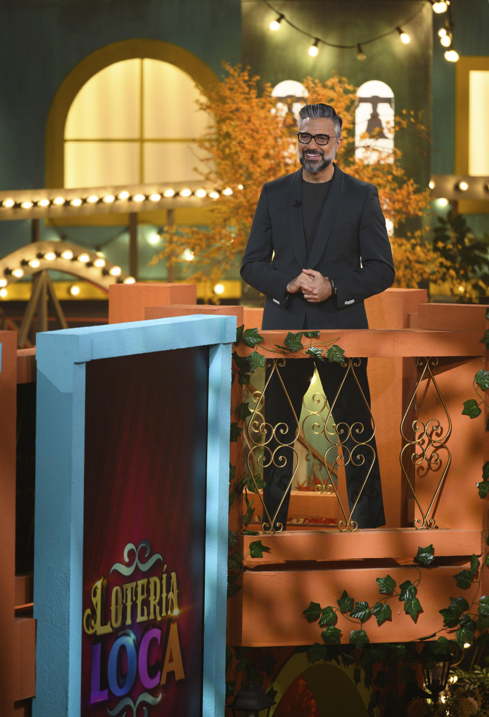 En esta imagen proporcionada por Warner Bros. Television, el actor y presentador Jaime Camil en el set de "Lotería Loca." (Fernando Marrero/Warner Bros. Television vía AP)