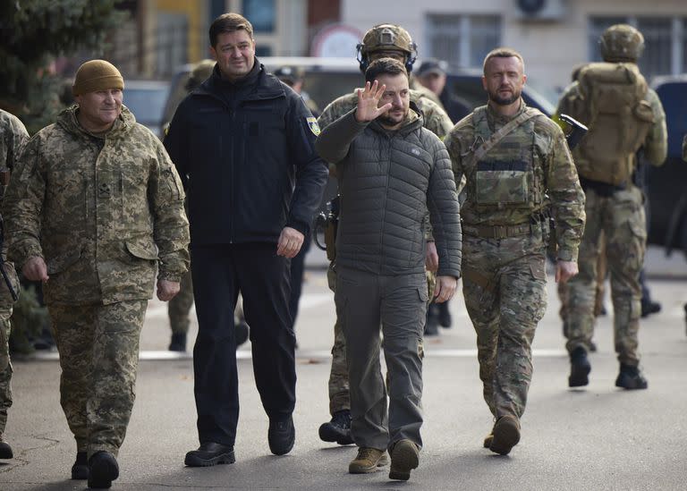El presidente ucraniano Volodimir Zelensky saluda durante su visita a Kherson, Ucrania, el lunes 14 de noviembre de 2022.