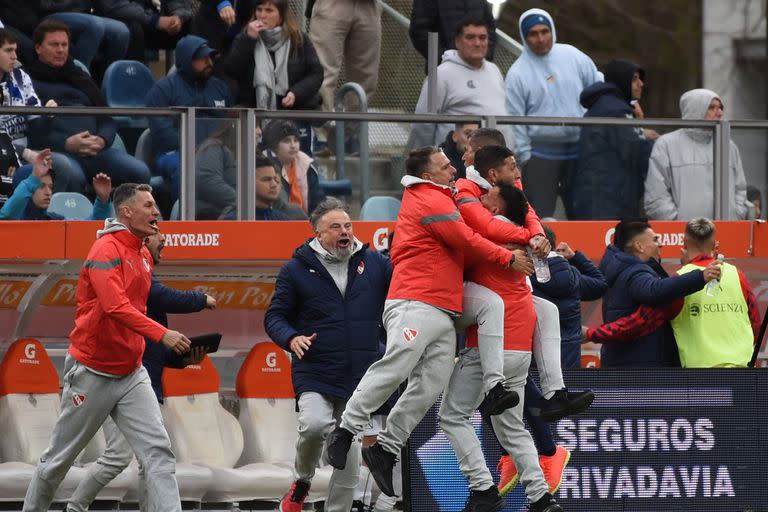 Tevez, tapado por los abrazos en el festejo del cuerpo técnico de Independiente