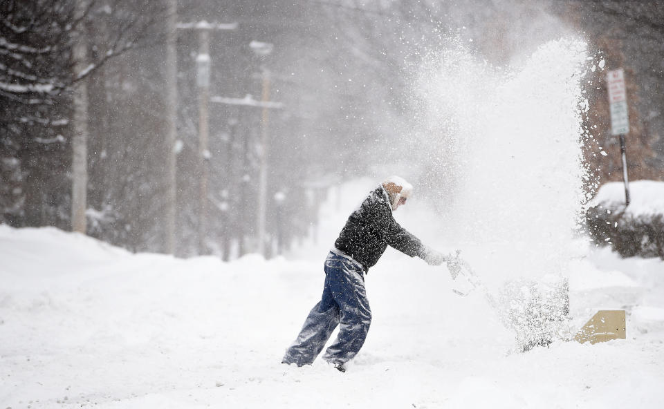 Un hombre despeja un camino en medio de una intensa nevada en Syracuse, Nueva York, el domingo, 20 de enero del 2019. (Dennis Nett/The Post-Standard vía AP)