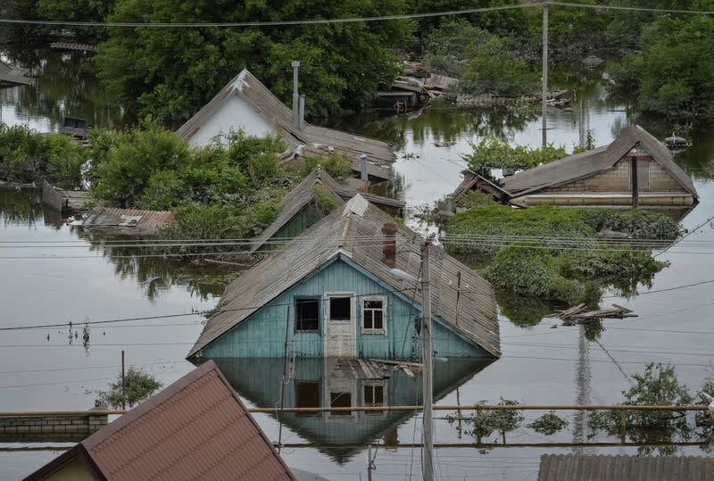 FOTO DE ARCHIVO. Una vista muestra una zona inundada tras la rotura de la presa de Nova Kajovka, en medio del ataque de Rusia a Ucrania, en Jersón, Ucrania