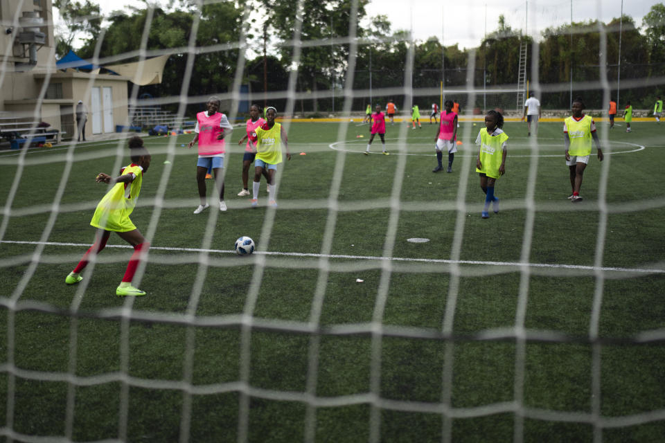 Chicas adolescentes juegan fútbol en la escuela Union de Puerto Príncipe, Haití, el lunes 5 de junio de 2023. (AP Foto/Ariana Cubillos