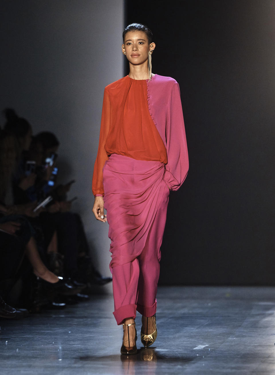 <p>Women’s-Fashion-Designer Prabal Gurung wählte die Trendfarbe Rot in Kombination mit Pink- und Beerentönen. Erfrischend farbenfroh und unglaublich feminin! (Bild: AP Photo) </p>