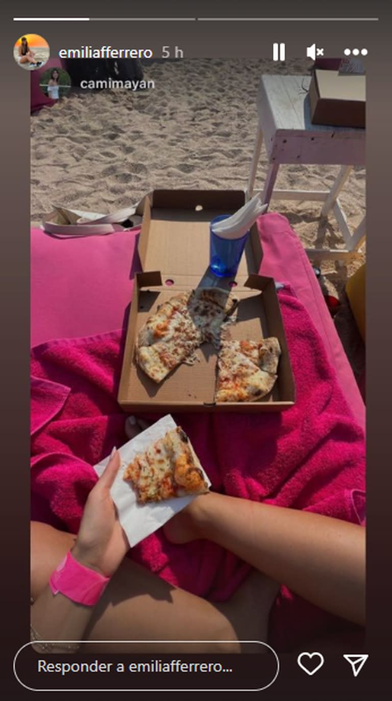 Emilia Ferrero degustó pizzas bajo el sol durante sus últimos días en Qatar (Foto: Instagram @emiliafferrero)