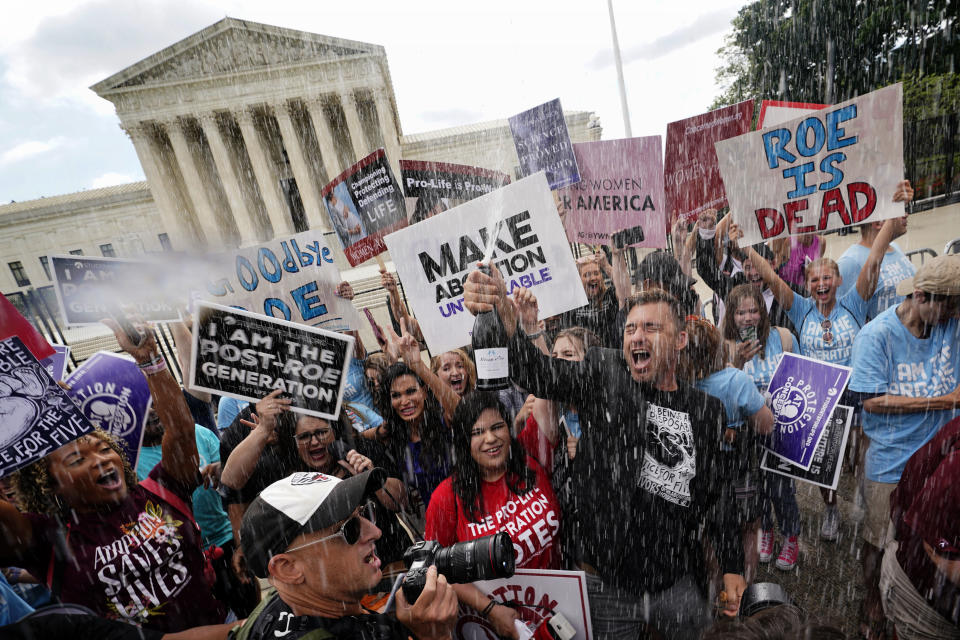 Varios manifestantes contra el aborto celebran frente a la Corte Suprema en Washington el 24 de junio de 2022, luego de que el máximo tribunal estadounidense fallara para poner fin a las protecciones constitucionales al aborto, que estuvieron vigentes durante casi 50 años. (AP Foto/Steve Helber)