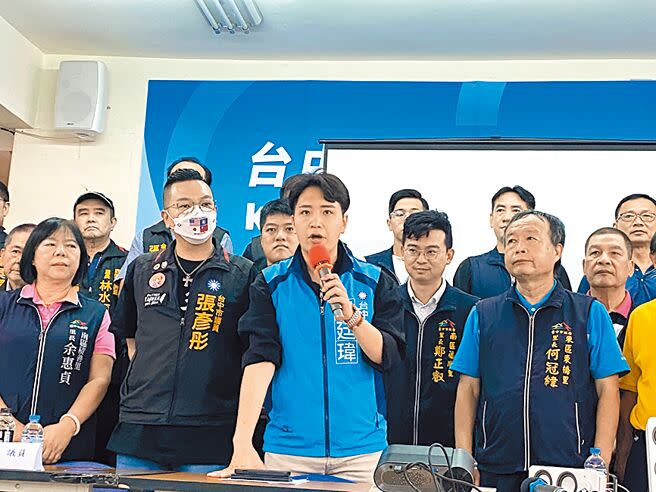 國民黨24日提名台中市現任議員羅廷瑋參選台中市第六選區立委，由於流言滿天飛，羅廷瑋25日開記者會自清。（張亦惠攝）