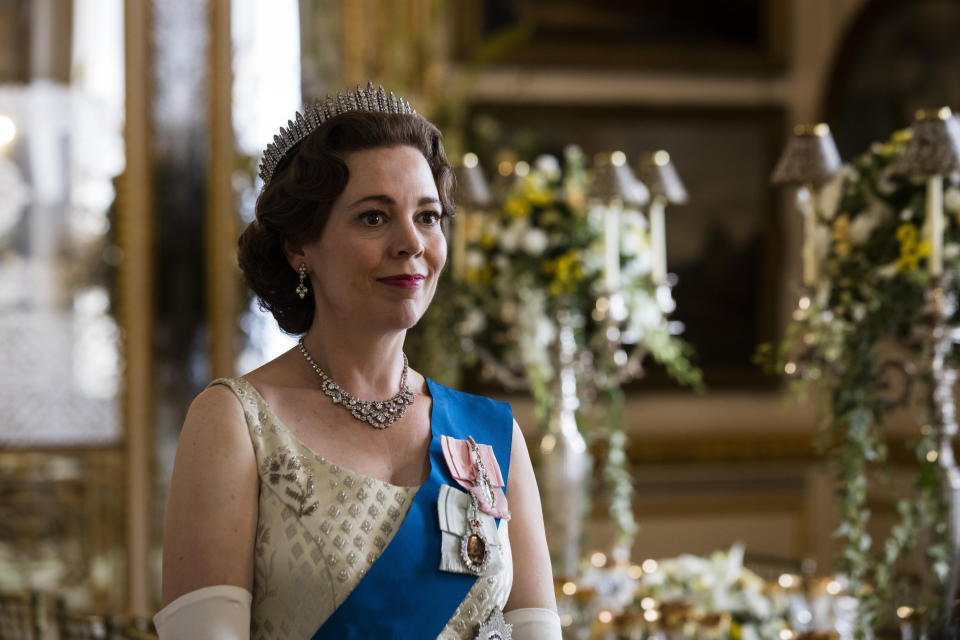 En esta imagen difundida por Netflix, Olivia Colman interpreta a la reina Isabel II en una escena de la tercera temporada de la serie "The Crown". (Sophie Mutevelian/Netflix via AP)