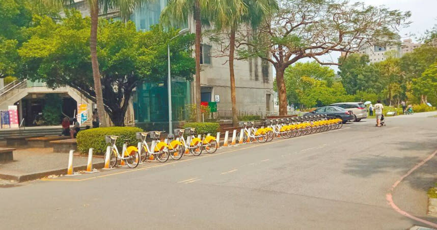 民進黨台北市議員鍾佩玲質疑，台大內部的YouBike駐車站點時常滿車，但校外卻常常面臨無車可借的窘境。（圖／鍾佩玲辦公室提供、丁上程台北傳真）