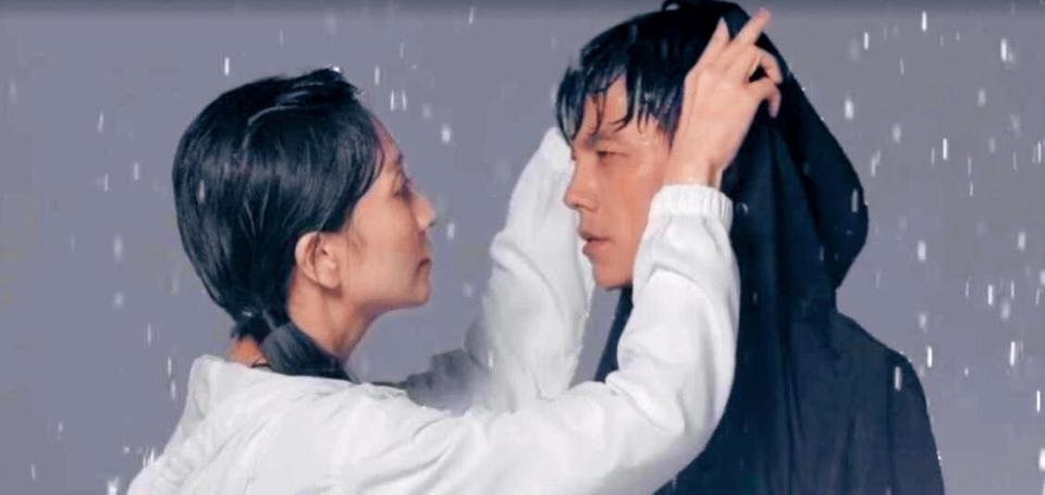 阿翔和老婆7位數接拍風衣廣告，呼應Grace的一句「換我為你撐傘」，但被罵噁心之後緊急下架。（翻攝自浩角翔起臉書）
