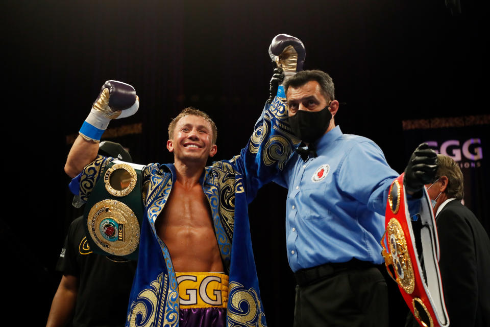 HOLLYWOOD, FLORIDA - 18 DE DICIEMBRE: Gennadiy Golovkin celebra derrotar a Kamil Szeremeta en su pelea por el título de peso mediano de la FIB en Seminole Hard Rock Hotel & Casino el 18 de diciembre de 2020 en Hollywood, Florida.  (Foto de Cliff Hawkins/Getty Images)