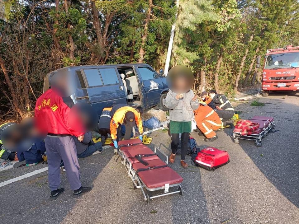 過年出遊澎湖，廂型車自撞路燈造成九人受傷。(記者蔣謙正翻攝）