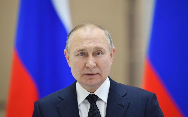 El presidente ruso Vladimir Putin pronuncia un discurso mientras visita el cosm&#xf3;dromo de Vostochny, a unos 180 km al norte de Blagoveschensk, en la regi&#xf3;n de Amur, el 12 de abril de 2022.