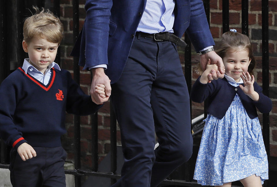 An der Hand von Prinz William stolzierten Charlotte und George ins Krankenhaus. (Bild: AP Photo)