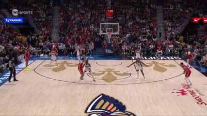 Brandon Ingram sinks the shot at the buzzer