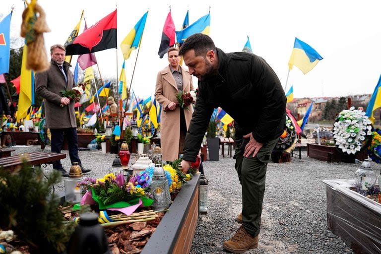 El presidente de Ucrania, Volodimir Zelensky, y la primera ministra de Dinamarca, Mette Frederiksen, asisten a una ceremonia conmemorativa en el Campo de Marte del Cementerio de Lychakiv en Lviv el 23 de febrero de 2024, en medio de la invasión rusa de Ucrania.