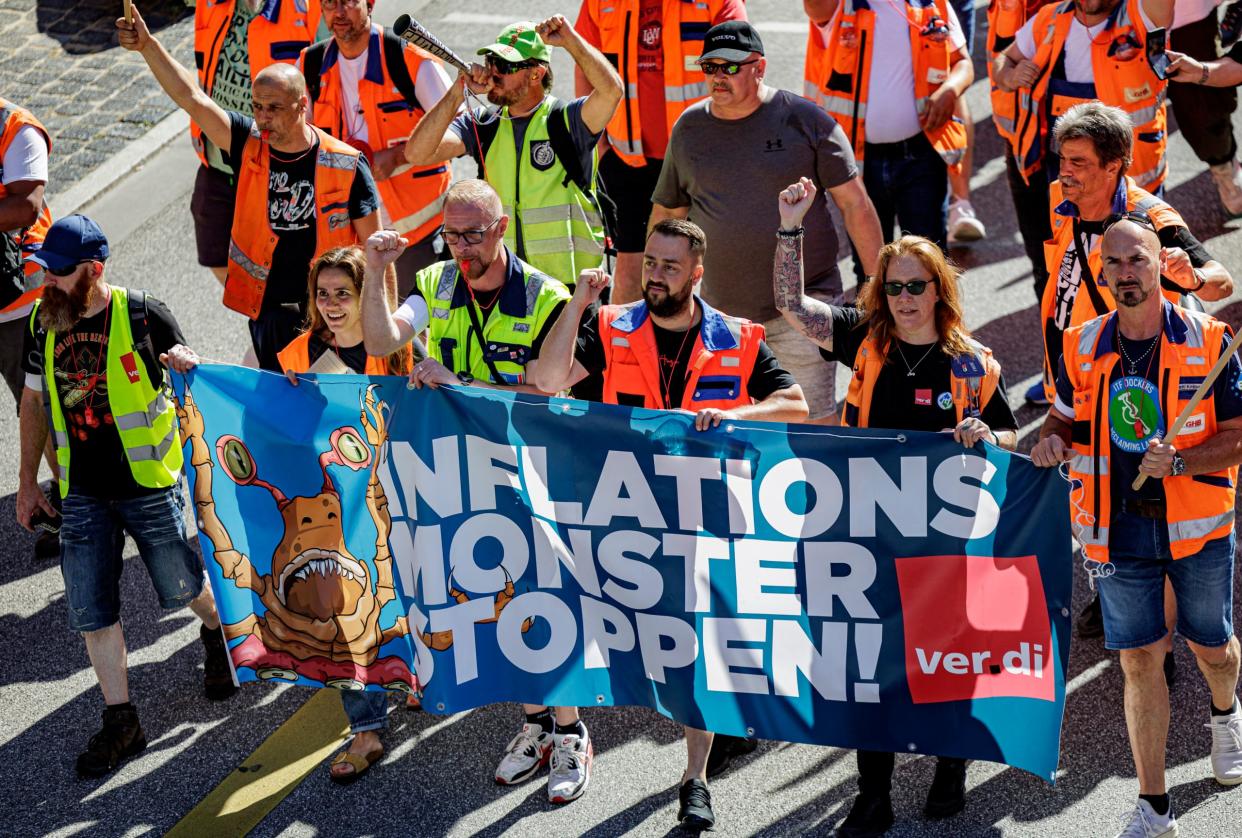 Hafenarbeiter streiken unter dem Motto „Das Inflationsmonster stoppen“ durch die Hamburger Hafencity.  - Copyright: picture alliance/dpa | Axel Heimken