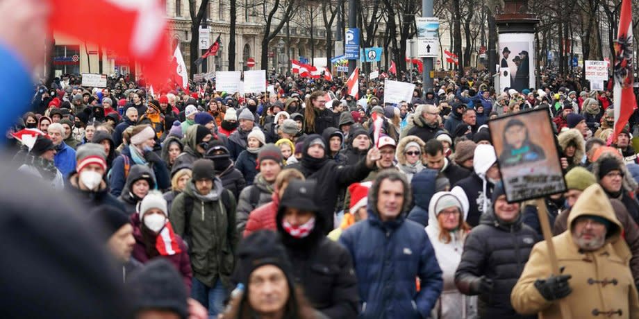 奧地利爆發萬人反封鎖示威抗議，要求總理庫爾茨下台。(photo by twitter)