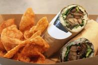 <p>Et que dire du sushi burrito ? Le mélange entre la culture latine et japonaise donne un résultat copieux, fait de légumes frais, riz sucré et autres poissons. Crédit photo : miaminewtimes </p>