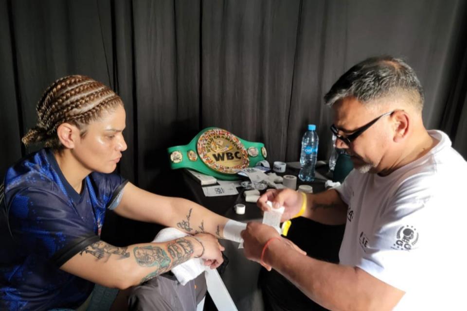 Sabrina Perez (left) with husband Diego Arrua, who collapsed in her corner on 15 September (@wbcmoro via Twitter)