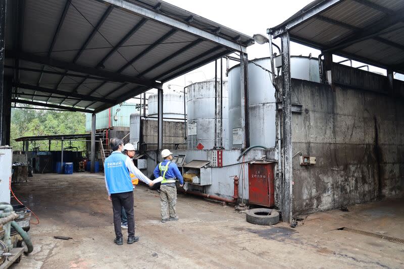 竹縣有機溶劑回收廠違建遭拆  廢液桶待移除 新竹縣關西鎮一家從事有機溶劑回收公司遭提報違 建，縣府16日前往強制執行部分拆除至不堪使用，但 廠內還有大量化學廢溶劑桶，後續將監督業者按照規 定進行合法移除，避免產生污染問題。 （新竹縣政府提供） 中央社記者郭宣彣傳真  112年11月16日 