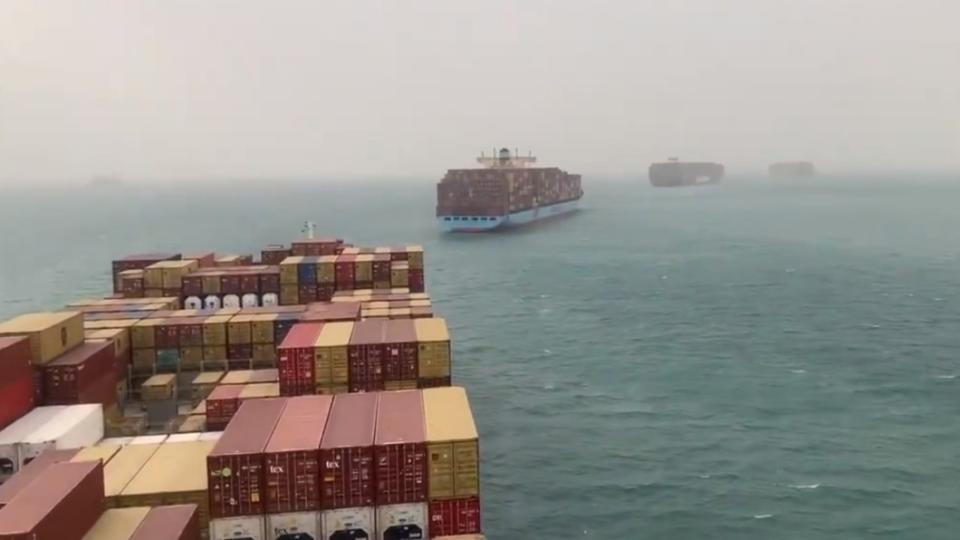 海上交通大堵塞，船隻大排長龍。（圖／翻攝自Disclose.tv Twitter）