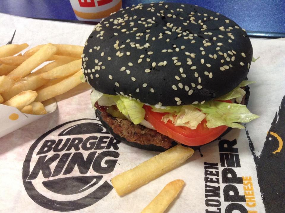 <p>Es war ein Renner zu Halloween: der Black Whopper. In Japan gibt es schwarze Burger allerdings nicht nur saisonal, sie können dort das gesamte Jahr über gekauft und verzehrt werden. Fast-Food-Kette sei Dank! (Bild-Copyright: Flickr/jeepersmedia) </p>