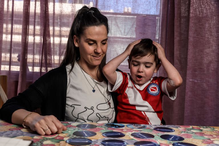 Isidro tiene muchas camisetas de fútbol, deporte que le apasiona