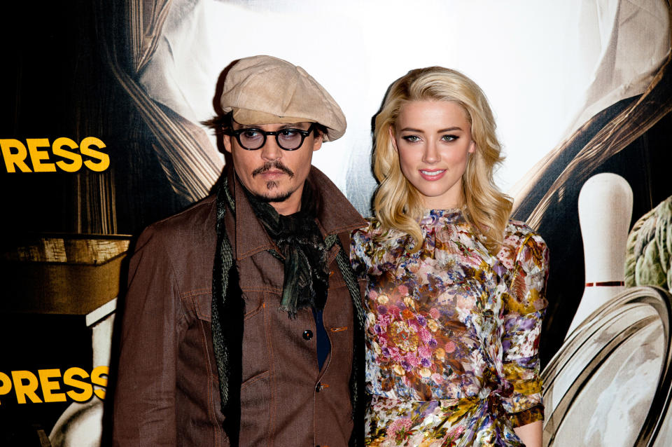 Johnny Depp y Amber Heard en 'Rhum Express' Photocall en Hotel Paris Plaza Athenee noviembre 8 de 2011 en Paris, Francia.  (Photo by Dominique Charriau/WireImage)