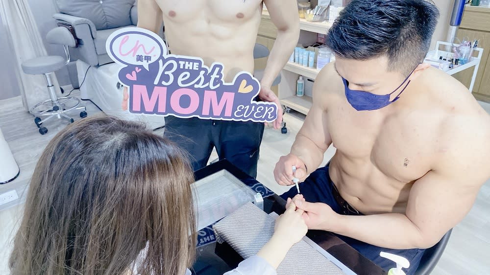 Customers at EN. nails salon had an unexpected Mother’s Day treat, courtesy of two fitness models playing manicurists for the day. ― Picture via Facebook/EN. nails salon