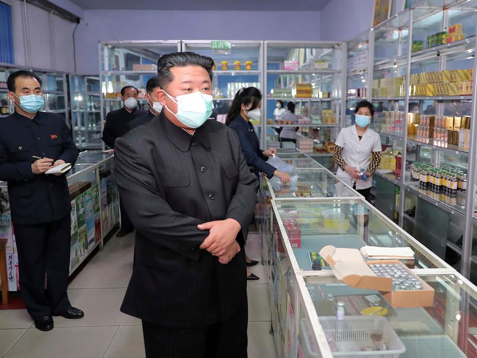 Kim Jong Un wears mask during COVID-19 outbreak