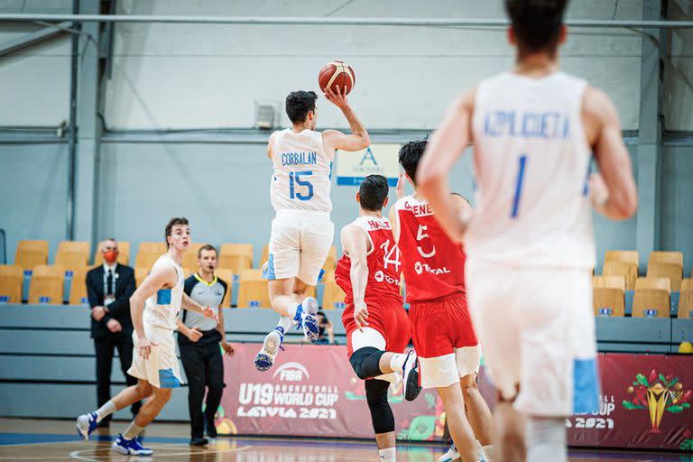 Las piernas entrecruzadas, el cuerpo desarticulado, pero el torso firme y los brazos alienados; Gonzalo Corbalán saca un tiro para la historia del seleccionado argentino que venció a Turquía en el Mundial juvenil