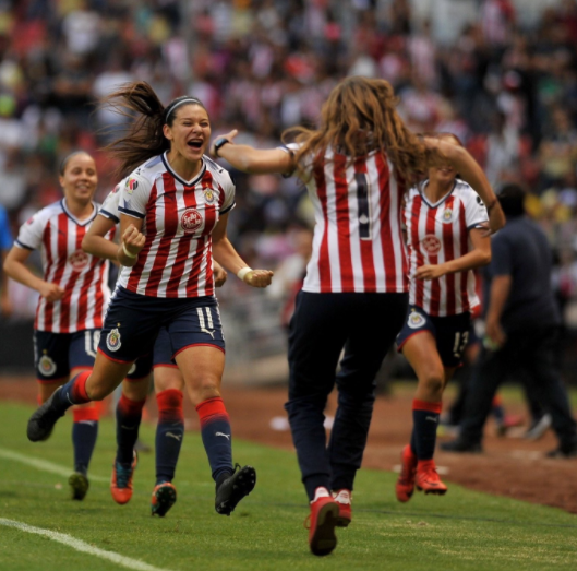 <p>Norma Palafox es una de las consentidas de la afición en general. Para <a rel="nofollow" href="https://es-us.deportes.yahoo.com/fotos/peleas-cl%C3%A1sico-chivas-am%C3%A9rica-slideshow-wp-212505952/" data-ylk="slk:Chivas;elm:context_link;itc:0;sec:content-canvas;outcm:mb_qualified_link;_E:mb_qualified_link;ct:story;" class="link  yahoo-link">Chivas </a>porque es letal a la ofensiva. Para el resto, porque es la jugadora de la Liga MX más explosiva para sus festejos. Fue clave para el campeonato del Rebaño. Foto: Twitter @NormaPalafox13 </p>