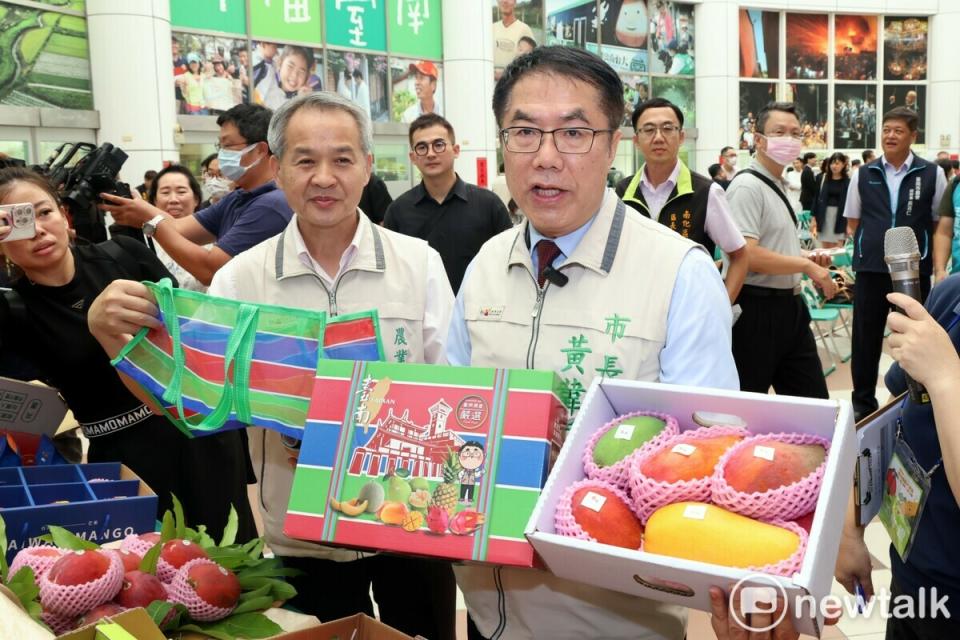 南市府日舉行「台南國際芒果節」開幕宣傳記者會，現場展示芒果、芒果入菜的料理、芒果糕點等鮮果、食品，垂涎欲滴，令人食指大動。   圖：台南市政府提供