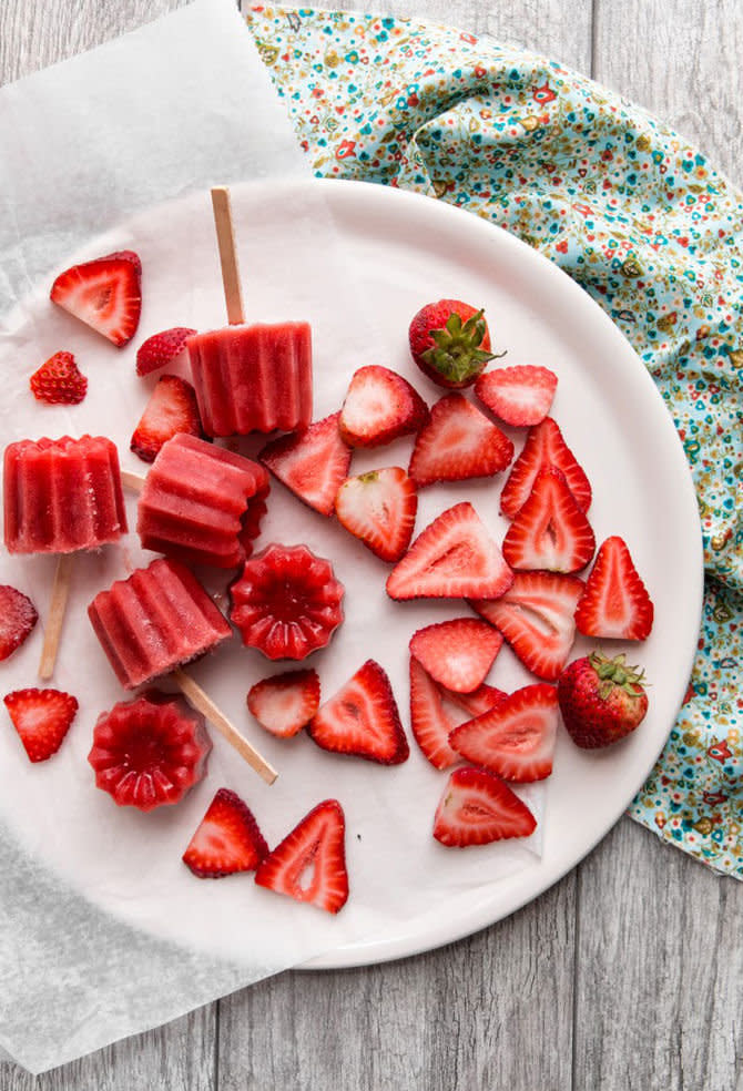 <strong>Get the <a href="http://deliciousshots.blogspot.com/2014/05/strawberry-popsicles.html" target="_blank">Strawberry Popsicles recipe</a> from Delicious Shots</strong>