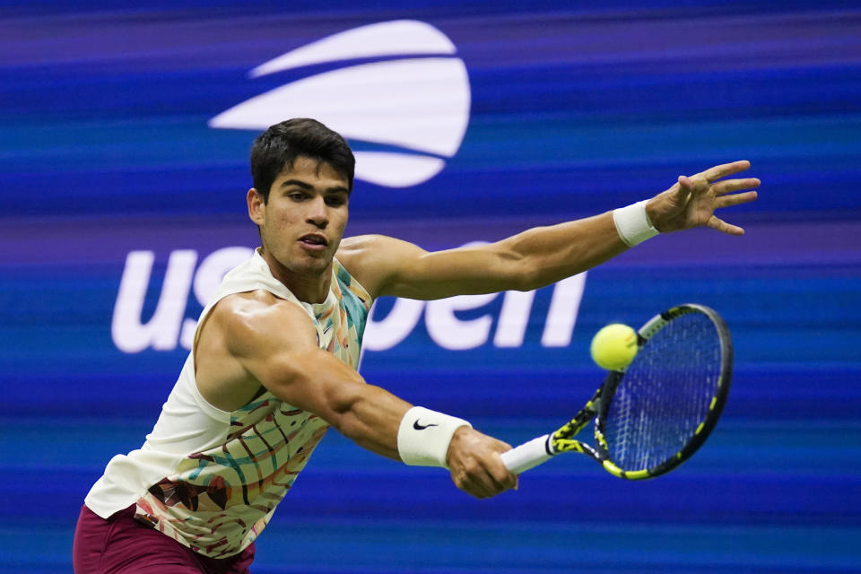 El español Carlos Alcaraz devuelve ante el sudafricano Lloyd Harris durante la segunda ronda del US Open, el jueves 31 de agosto de 2023, en Nueva York (AP Foto/Charles Krupa)