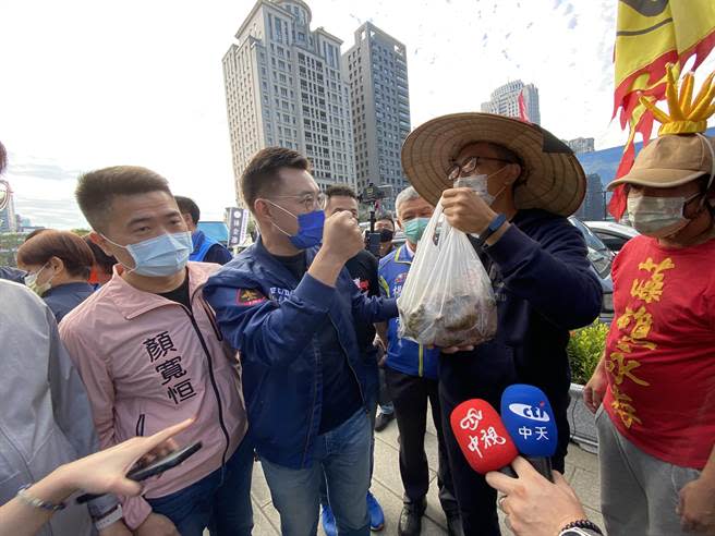 立委工啟臣送粽子給秋鬥行腳祝福四項公投包中。（盧金足攝）