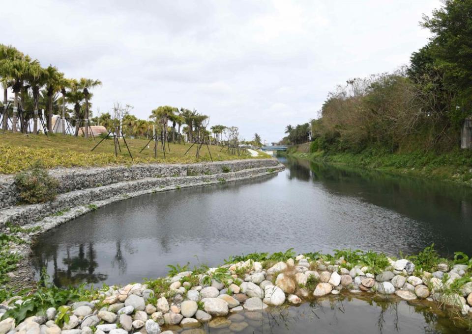 太平洋公園保留原始的自然地景，連接兩潭自行車道，景色宜人。(花蓮縣政府提供)