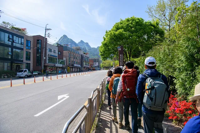 從「 北漢山城」公車站牌，往北漢山城登山口方向，走約5~10分鐘即可抵達。星巴克位於北漢山城停車場附近，星巴克可用google map導航前往。一早這路上全是前往北漢山登山的山友。