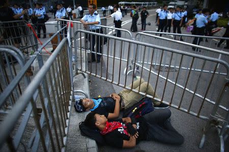 Protesters sleep as the block the entrance of Hong Kong Chief Executive Leung Chun-ying's offices next to the government headquarters building in Hong Kong, October 2, 2014. REUTERS/Carlos Barria