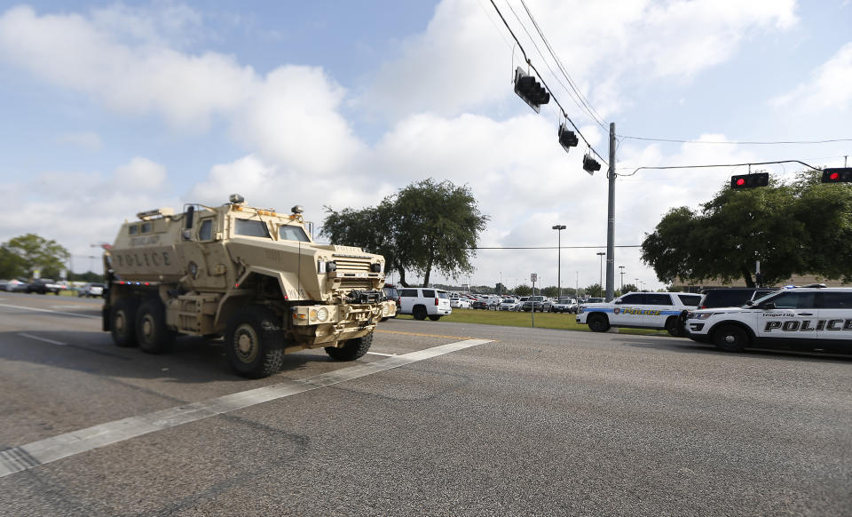 <p>Law enforcement officers respond to an active shooter in front of Santa Fe High School Friday, May 18, 2018, in Santa Fe, Texas. (Photo: Steve Gonzale/Houston Chronicle via AP) </p>