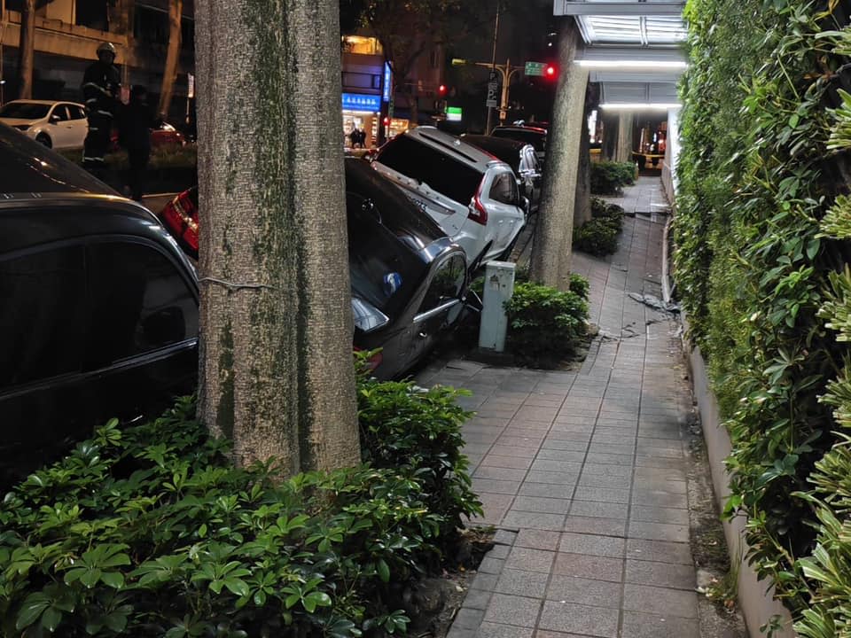 台北市松山區慶城街附近的工地今（23）天晚間發生地層下陷，導致靠近工地的汽車傾斜。   圖：翻攝許淑華臉書