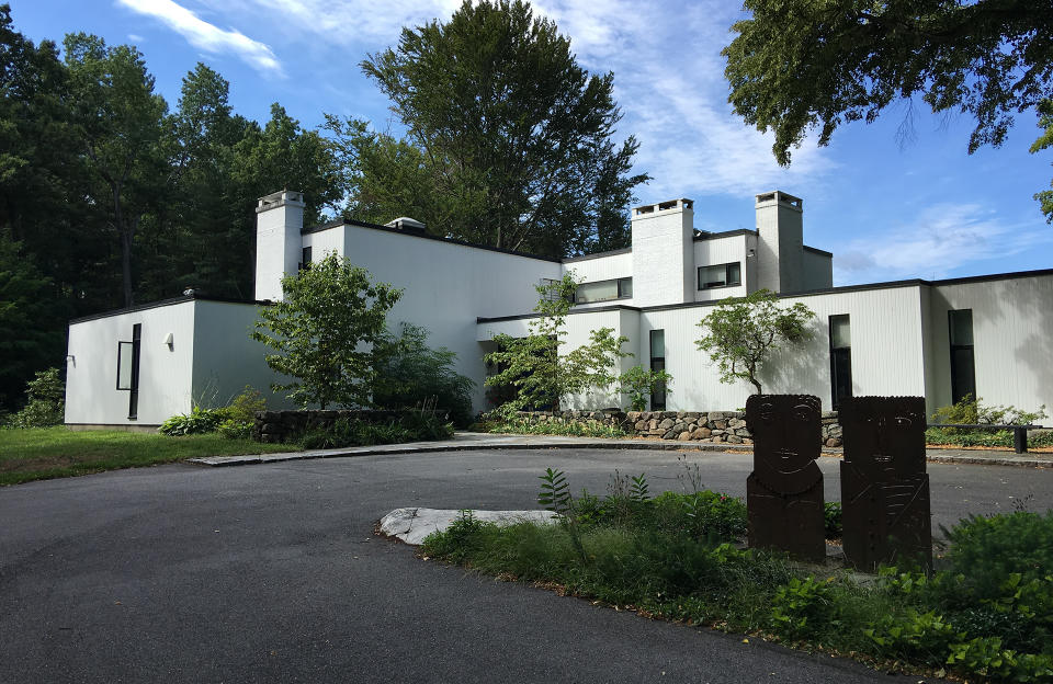 <p>Joyaux de l’architecture Bauhaus, cette demeure, située non loin de Boston et entourée de 500 ha de réserve naturelle, est l’œuvre de Walter Gropius. Elle saura séduire par sa forme asymétrique typique et ses nombreuses ouvertures vitrées.</p><br><a href="https://www.airbnb.fr/rooms/32907794?source_impression_id=p3_1691599207_tWMetHoQGMw4Inzs" rel="nofollow noopener" target="_blank" data-ylk="slk:Acheter;elm:context_link;itc:0" class="link ">Acheter</a>