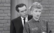 <p>En 1951, les Américains découvrent <i>I love Lucy</i> sur leur petit écran. Cette sitcom raconte le quotidien de Lucy Ricardo, une femme au foyer, qui rêve de se lancer dans le spectacle. On découvre les moeurs de l'époque : par exemple, Lucy et son mari dorment dans des lits séparés... (une vie sexuelle ? laquelle ?) Mais <i>I love Lucy</i> est la première sitcom à mettre en avant une femme comme héroïne. Et malgré son statut de femme au foyer, elle ne rêve que d'émancipation. Un format et un scénario très féministes pour l'époque. </p>...