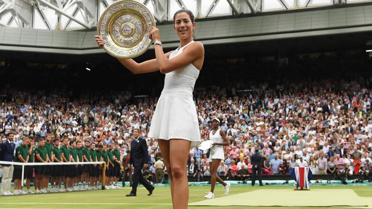 Muguruza con su título de Wimbledon en 2017