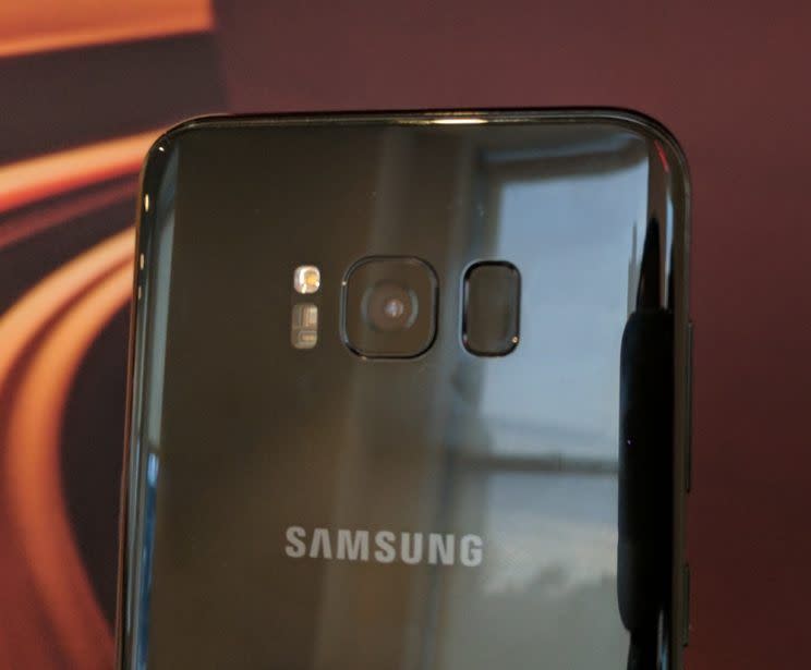 <em>Samsung ha trasladado el lector de huellas digitales del S8 a la parte trasera. Justo al lado de la cámara del teléfono, lo cual no ha sido la elección perfecta.</em>