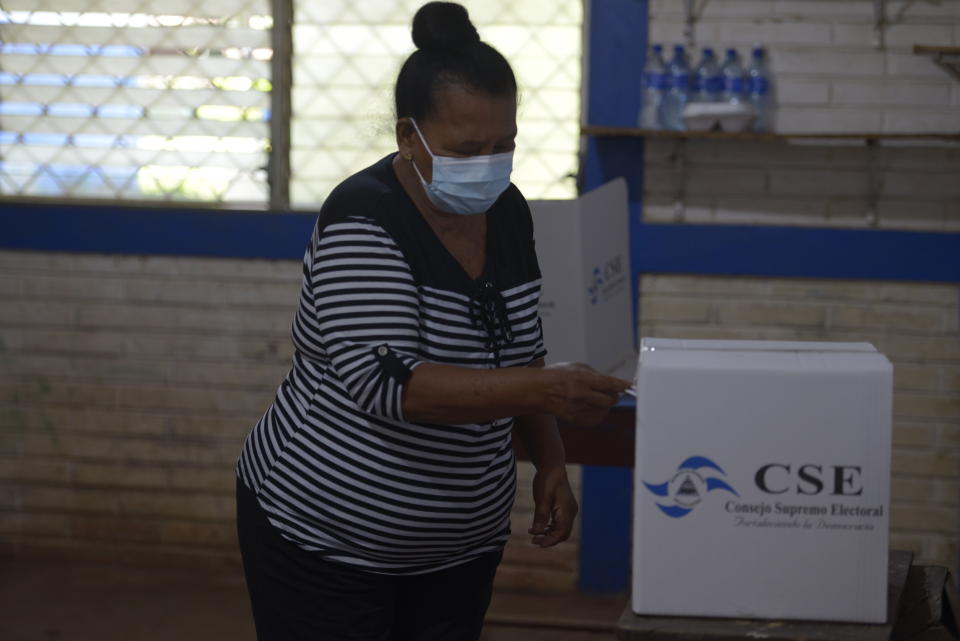 Eine Frau wirft einen Wahlzettel in eine Urne in Nicaragua