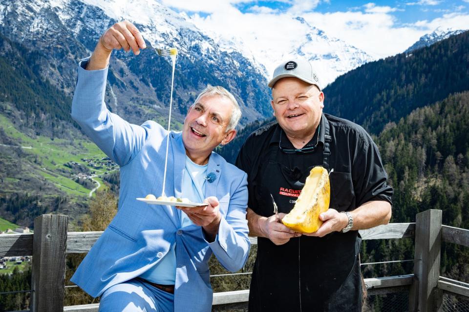 Wladimir Kaminer (links) und Käser Eddy Baillifard: Wie schafft man es, dass der Schweizer Fondue-Käse so lecker-schöne Fäden zieht?

 (Bild: ZDF und SRF / Thomas Andenmatten)