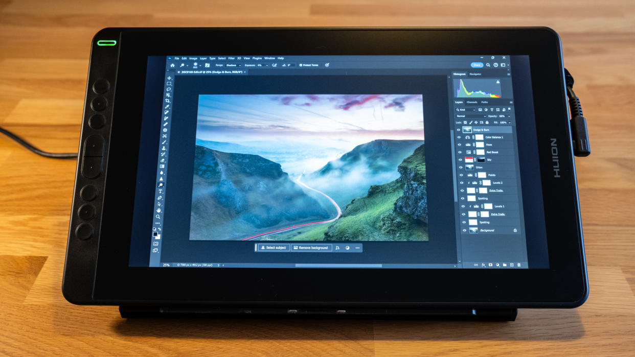  Huion Kamvas 13 on a wooden surface. 